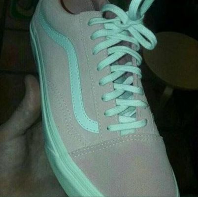 İnsanlar bu spor ayakkabının hangi renk olduğunu bulmakta zorlanıyorlar İnsanlar bu spor ayakkabının hangi renk olduğunu bulmakta zorlanıyorlar