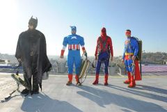 Süper kahramanlar Çocuk Hastanesinin Camını Temizliyorlar