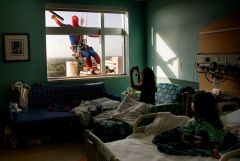 Süper kahramanlar Çocuk Hastanesinin Camını Temizliyorlar