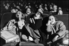 Sinemada film izleyen çocuklar