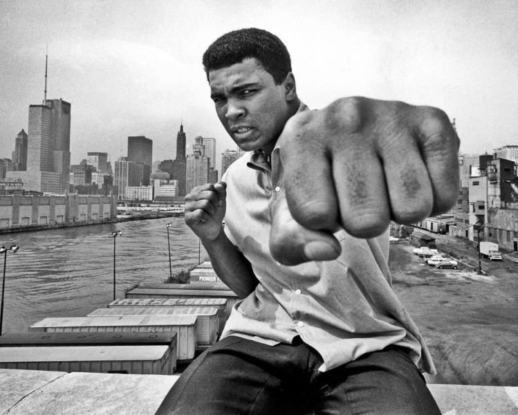 ABD'li efsanevi boksör eski ağır sıklet dünya şampiyonu Muhammed Ali 74 yaşında hayatını kaybetti.