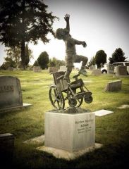 Özgürlük - tekerlekli sandalyeyle yaşayan oğlu vefat edince yaptığı mezar taşı