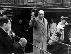 Mustafa Kemal Atatürk Geziden İnerken