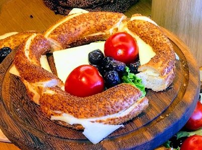 Bir kadın tost ekmeği üzerine çok güzel sanat eserleri yapıyor