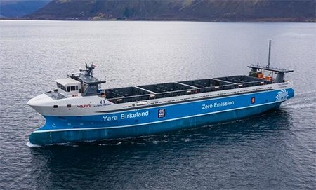 Tamamen elektrikli kargo gemisi sessizce ve otonom olarak hareket ediyor