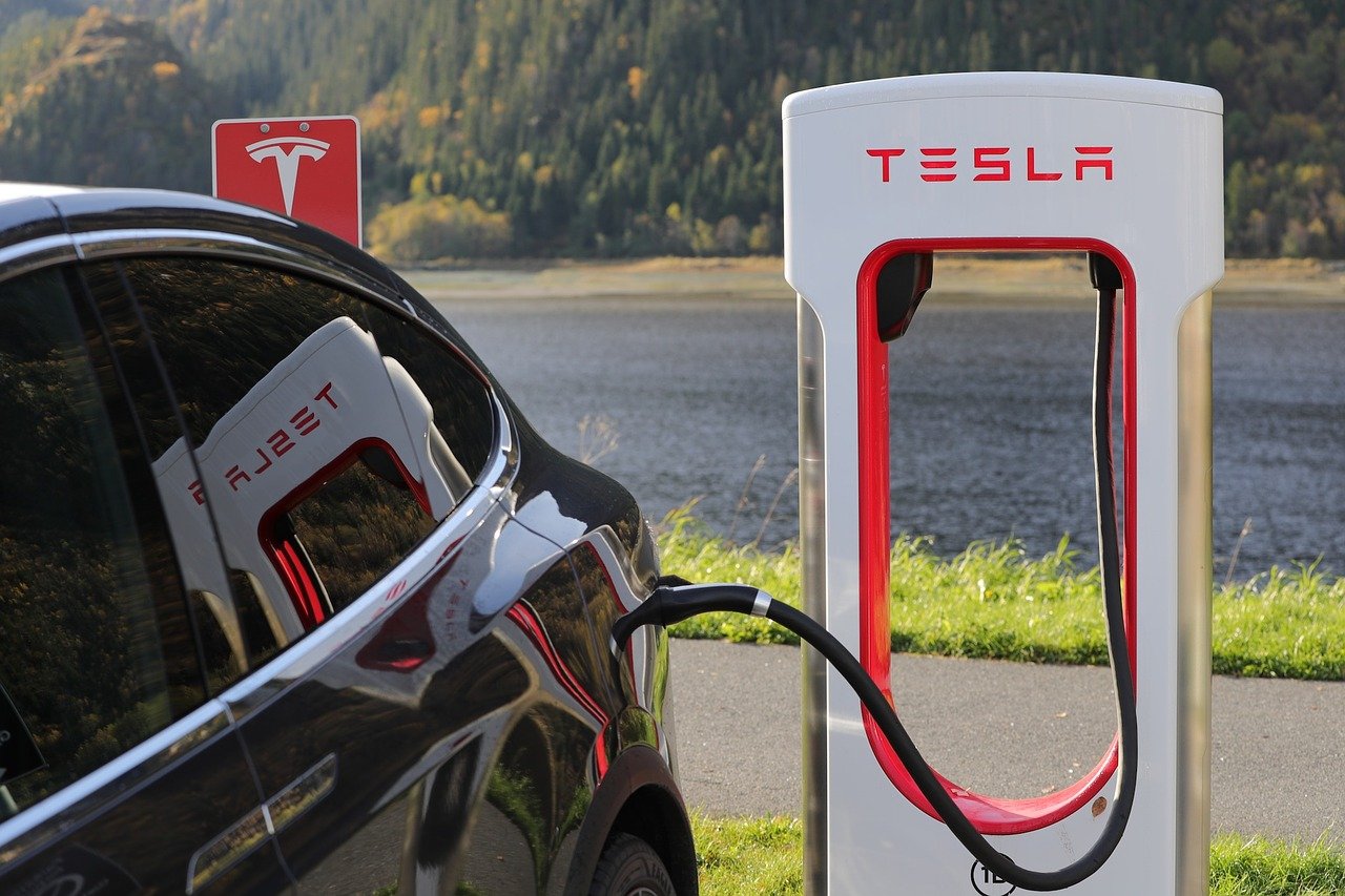 ABD Hükümeti Tesla'nın elektrikli araba kralı olmasına yardım etti. Şimdi Detroit'e yardım ediyor ve Elon Musk bundan dolayı hiç mutlu değil.