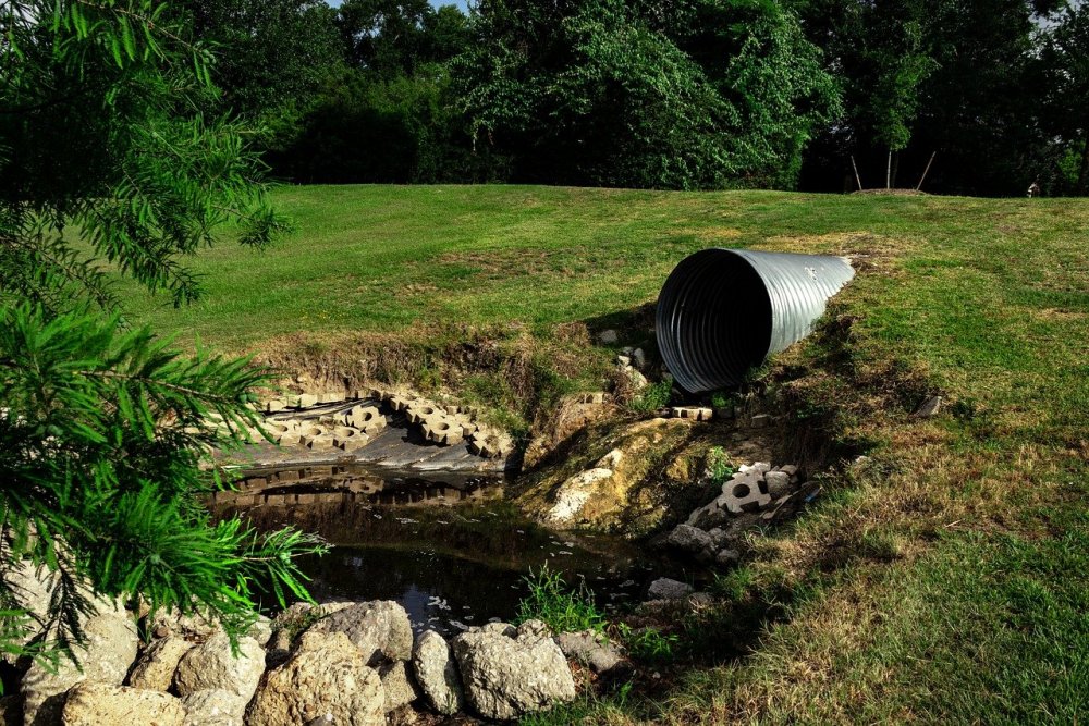 sewage-pipe-polluted-water-3465090.jpg