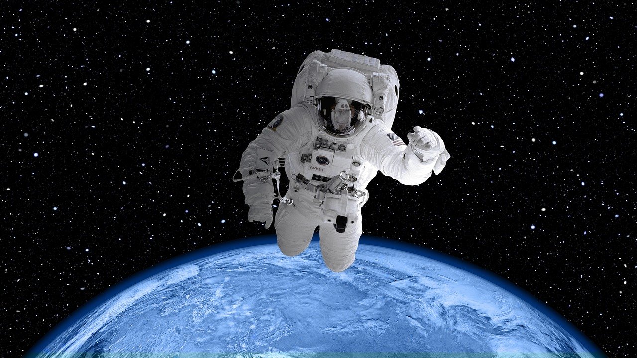 Çinli astronotların öğle yemeği yerken çekilmiş bu fotoğrafı oynanmış Bir Fotoğraf
