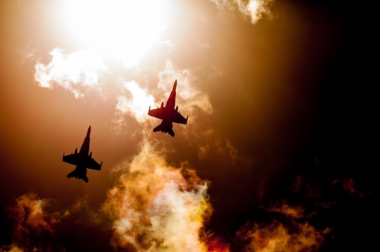 Tom Cruise Top Gun Prömiyerine Helikopterle Gelerek Bir Uçak Gemisine İndi