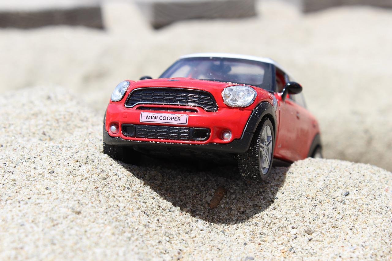 Mini, dairesel dokunmatik ekranlı ve projektörlü, fütüristik bir elektrikli SUV sundu