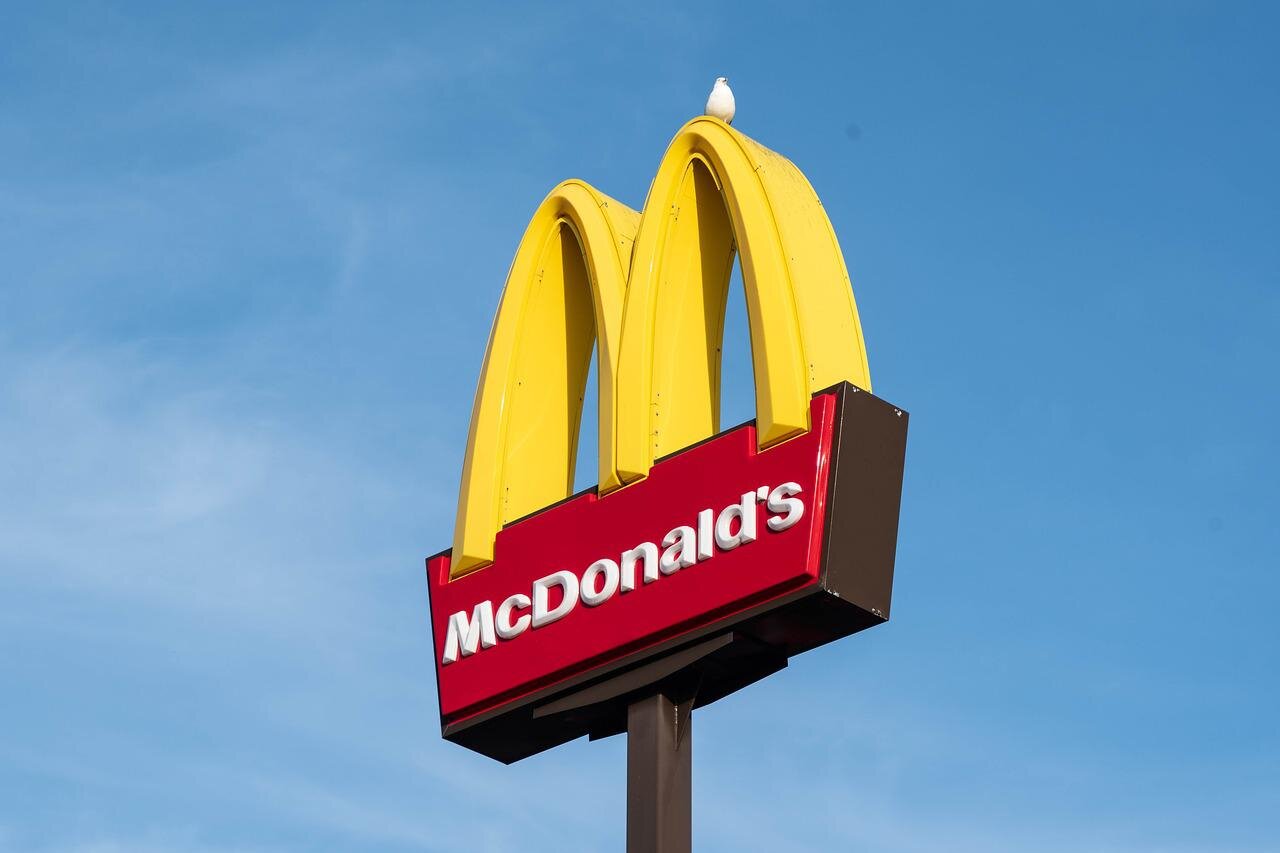 Zenginler, Ferraris, Gucci çantaları ve pahalı şampanyalarla savurganlık yaparken, McDonald's müşterilerinin paket menü yemeklere parası yetmiyor