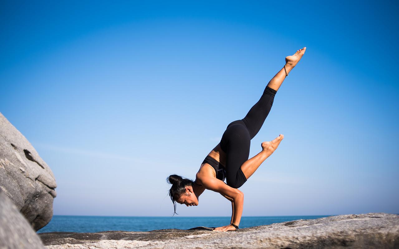 “Fly Yoga” Buna Değer mi? Bilim, 6 Büyük Sağlık Faydası Sağlayabileceğini Söylüyor