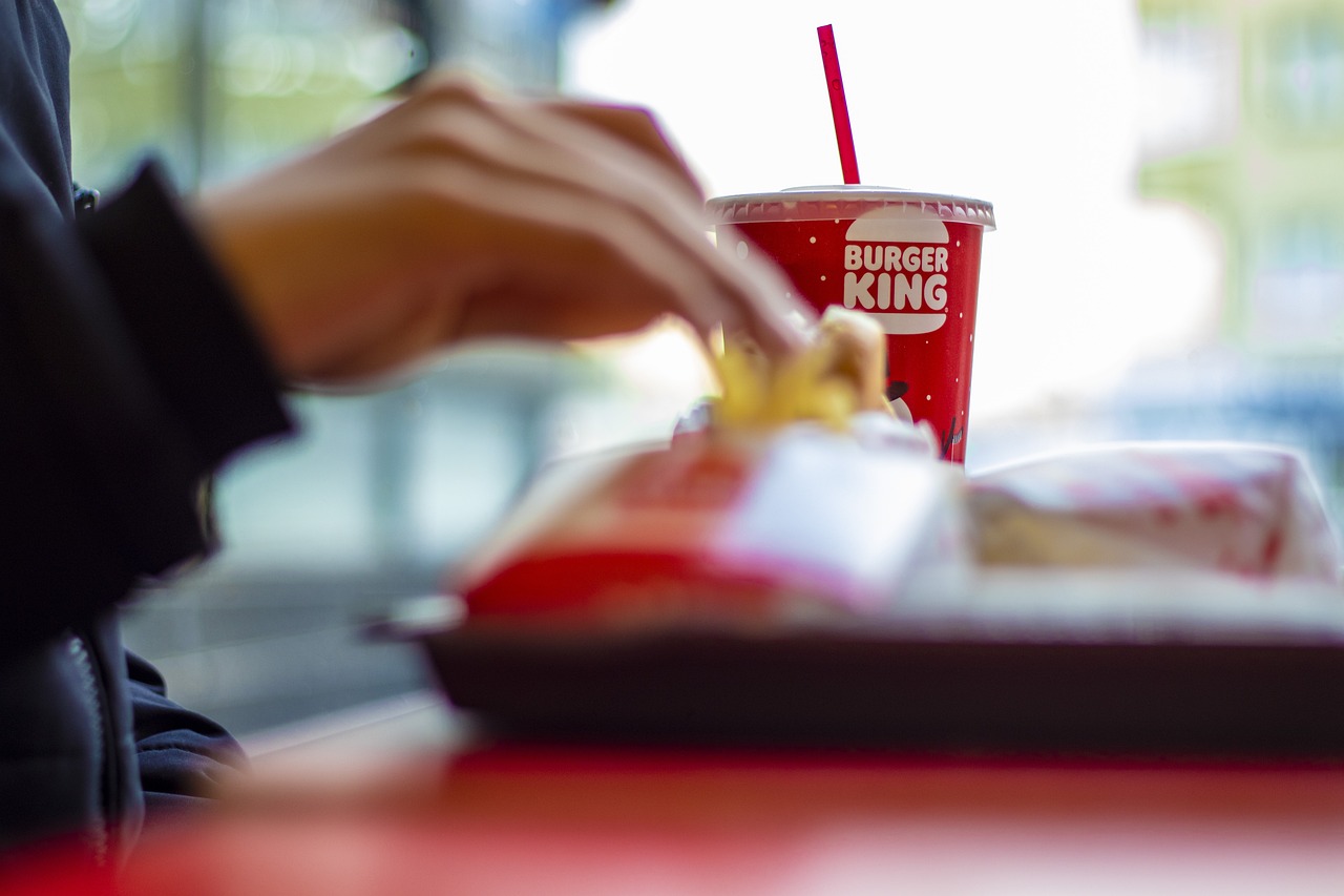 'Arkada gerçek bir ızgaraları olduğunu düşündüm': Burger King çalışanı Whopper'ın nasıl yapıldığını paylaşıyor
