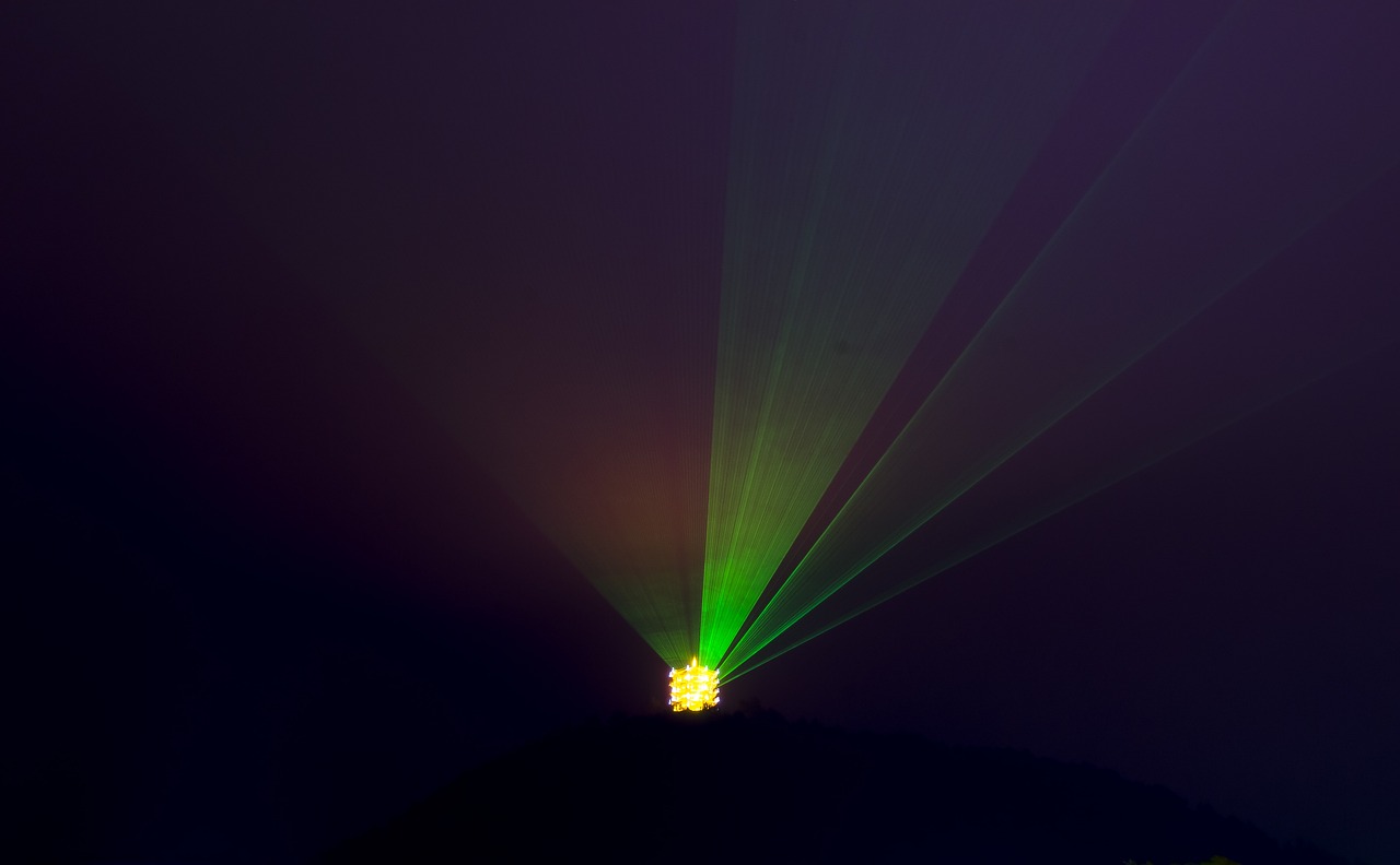 Raytheon'un güçlü anti-drone lazerini ateşlemek nasıl bir şey?