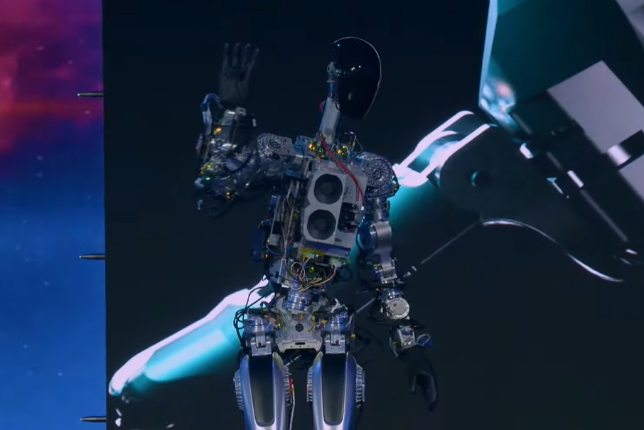 Tesla'nın insansı robotu Optimus, şirketin AI etkinliğinde sahnede el salladı ve dans etti. Elon Musk, botun daha fazlasını yapabileceğini, ancak 'yüzünün üstüne düşmesini istemediğini' söyledi.