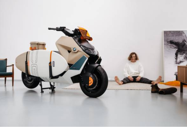 BMW'nin en yeni tamamen elektrikli motosiklet konsepti, sörf tahtalı plaja hazır bir mobilet