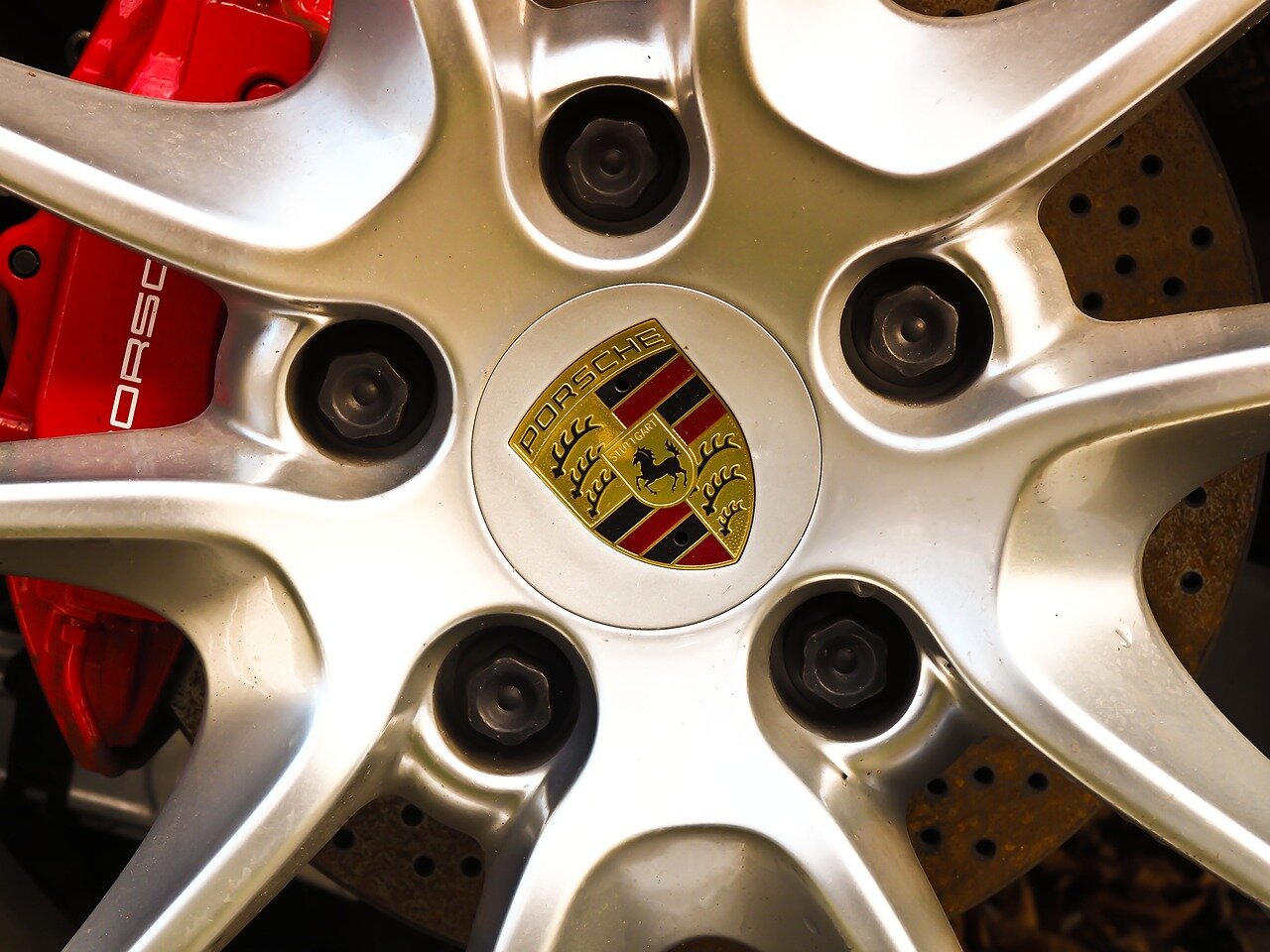 Porsche'nin yeni katı hal pili, elektrikli modellerinin bir şarjla 1287 km yol kat edecek
