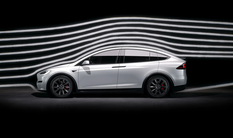 Kadın Tesla Arabasının Otomatik Camını Kendi Eliyle Test Ediyor (Çok Korkarak)