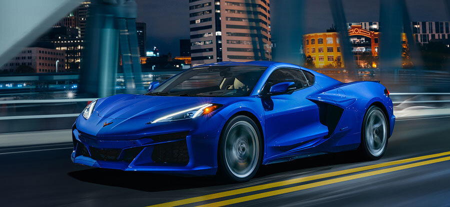 Çarpıcı 2025 E-Ray Corvette, Kadın Büyüleyici Detaylarını Gösteriyor