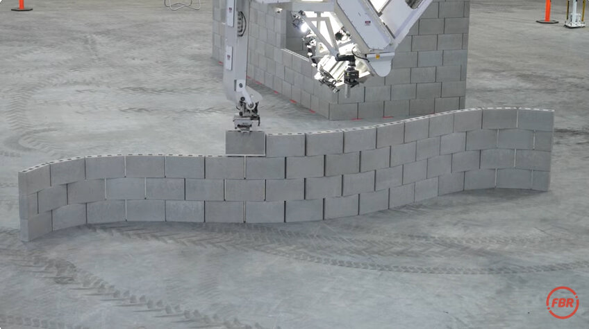 Biriket / Tuğla Döşeme Robotu İlk Kavisli Duvarı İnşa Etti