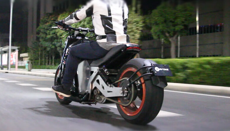 Devasa Pile Sahip Bu Elektrikli Motosiklet, Göz Kamaştıran 660 Km Menziline Sahip