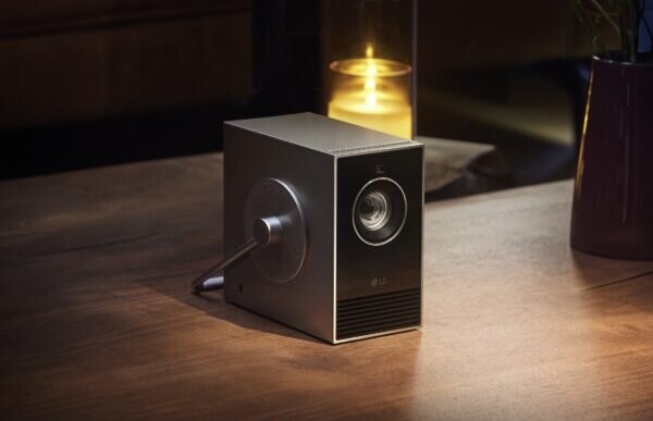 LG'nin yeni CineBeam Qube'u şimdiye kadar gördüğüm hiçbir şeye benzemeyen bir 4K projektör