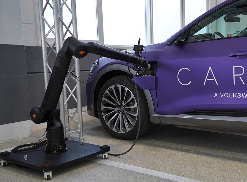 Volkswagen'in Yeni Teknolojisi Elektrikli Araçları Sürücü Olmadan Park Edecek ve Şarj Edecek