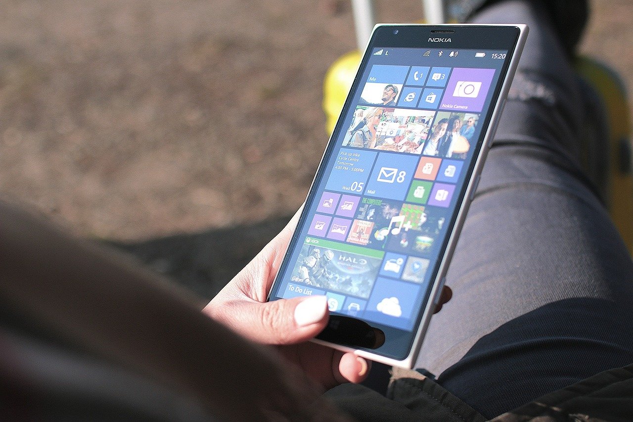 Bu mükemmel tasarımcı Windows Phone'un (Cep Telefonu) 2024'te nasıl görüneceğini hayal etti ve işte sonuç
