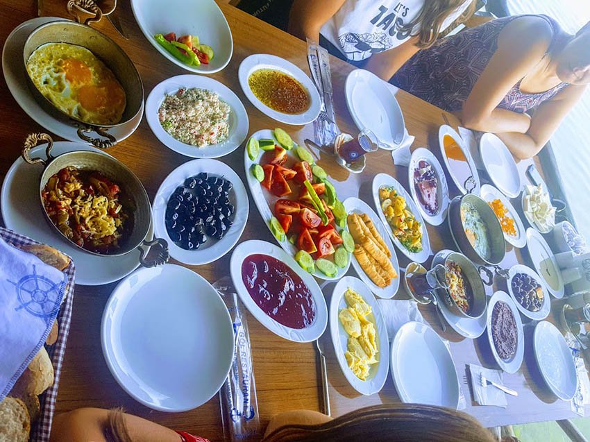 Meşhur Türk Kahvaltısı Nedir? - What is the Famous Turkish Breakfast?